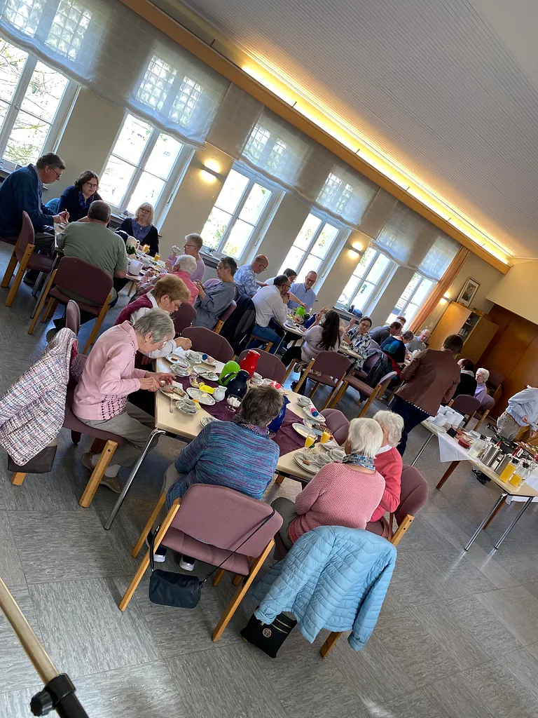 Volle Reihen beim Gottesdienst zum Start des Gemeindefestes.