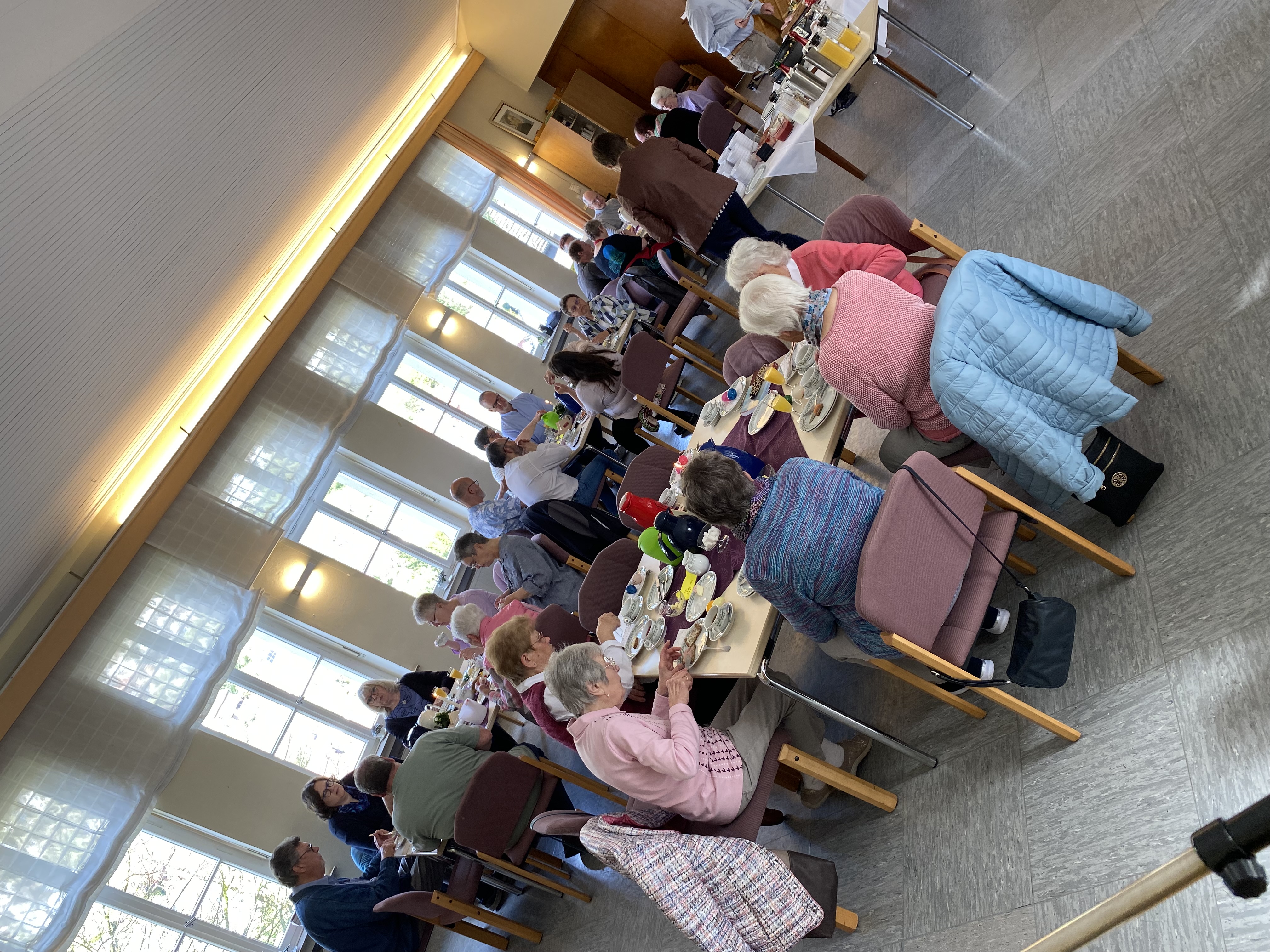 Volle Reihen beim Gottesdienst zum Start des Gemeindefestes.